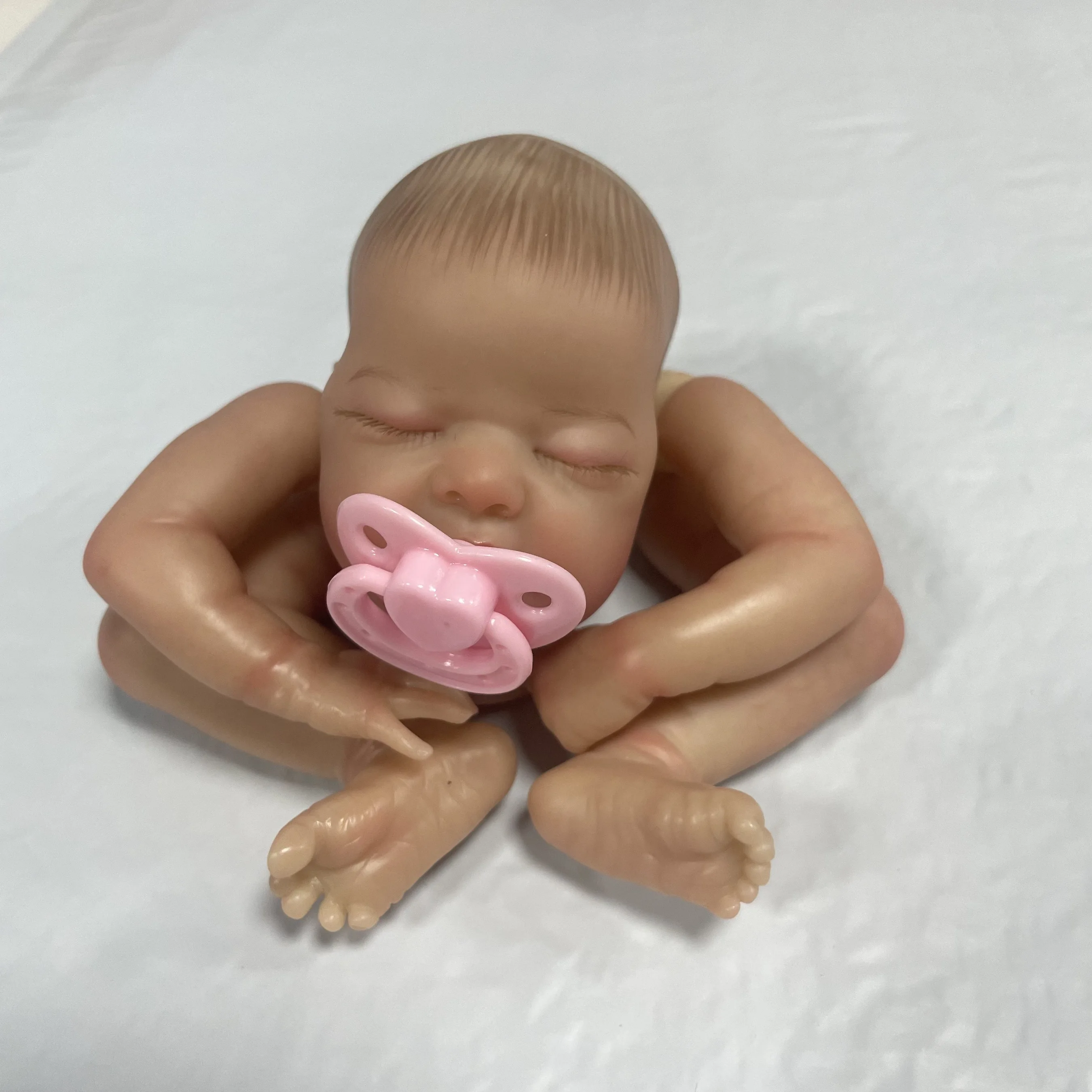 Muñeca realista Wee con cuerpo de tela y acabado pintado