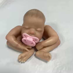 Muñeca realista Wee con cuerpo de tela y acabado pintado