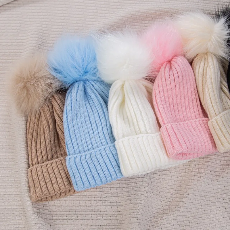 Gorro de invierno en punto con pompón y orejeras térmicas - imagen 3