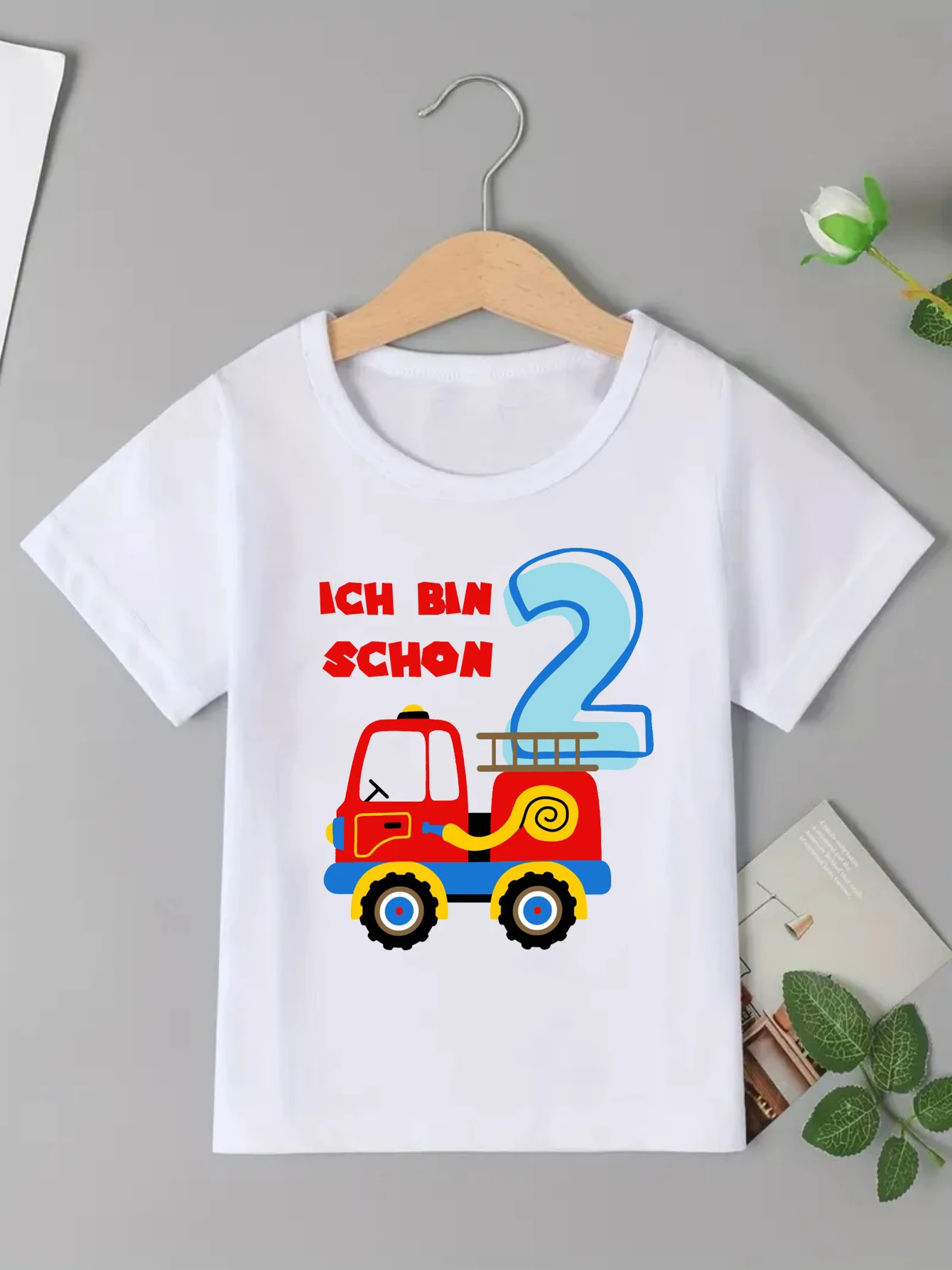 Camiseta cumpleaños infantil con dibujo camión bomberos - imagen 4