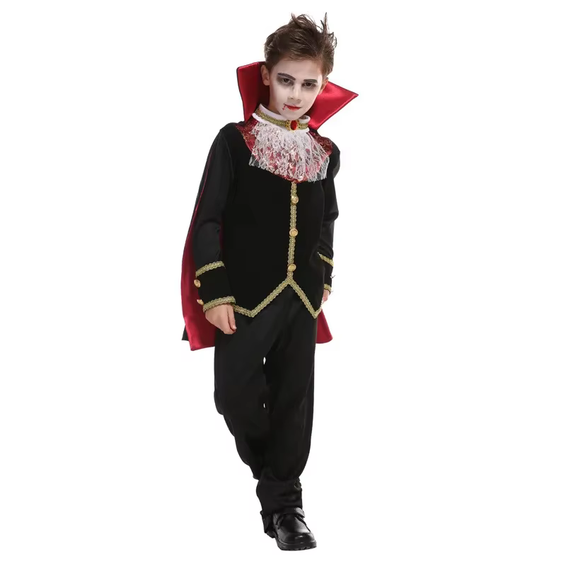 Niño modelando el conjunto Halloween con capa