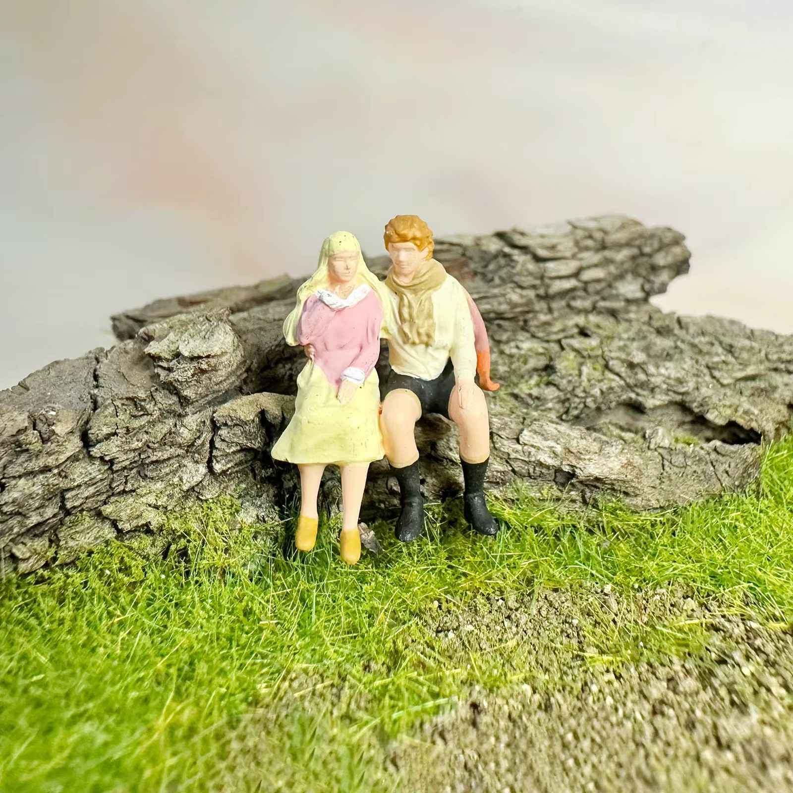 Figura miniatura de pareja para micropaisajes y dioramas - imagen 2