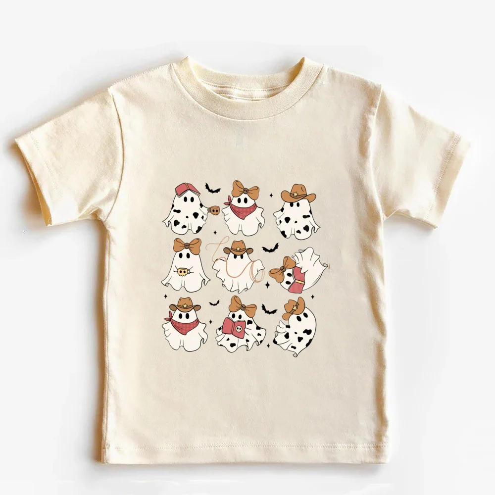 Detalle de la camiseta blanca con estampado de fantasmas