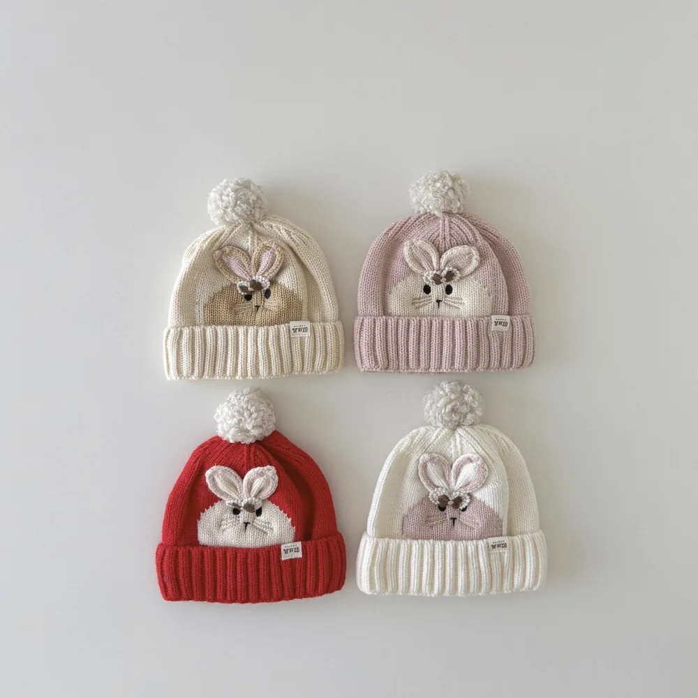 Gorro puesto en un bebé sonriendo