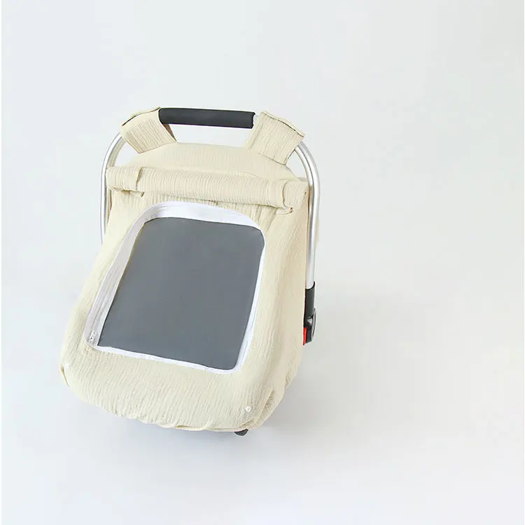 Funda colocada en un cochecito en exteriores