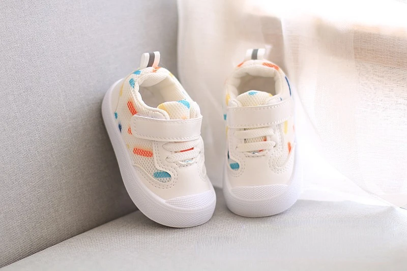Zapatillas para primeros pasos con estilo sencillo