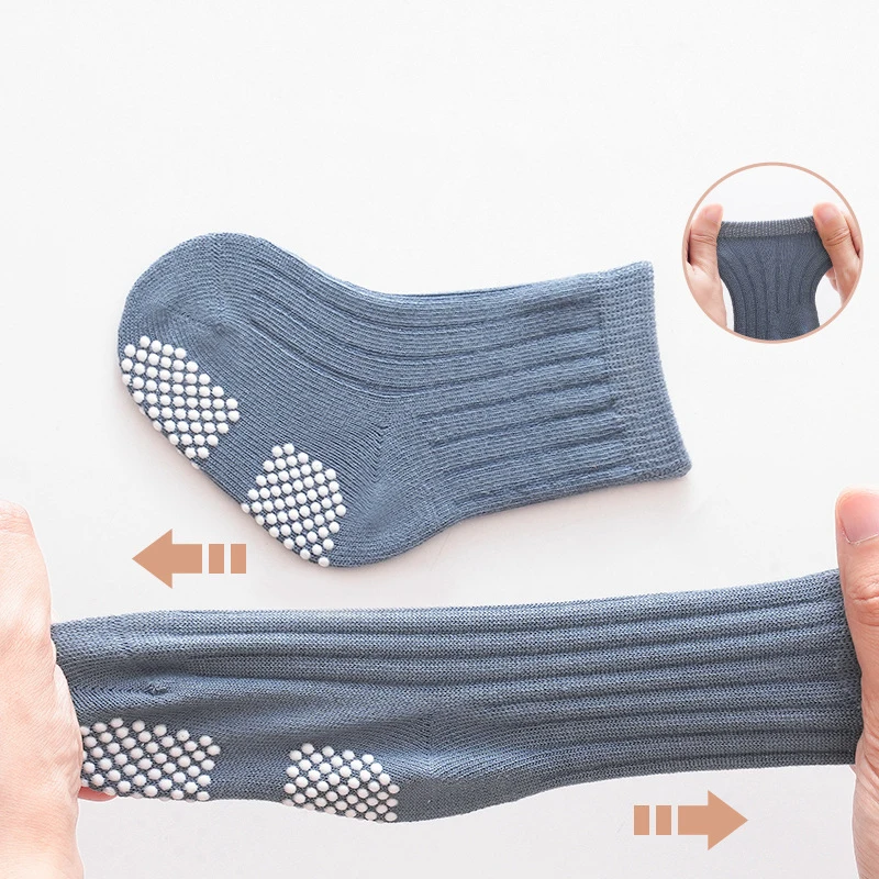 Calcetines antideslizantes para bebés de algodón de color sólido - imagen 3
