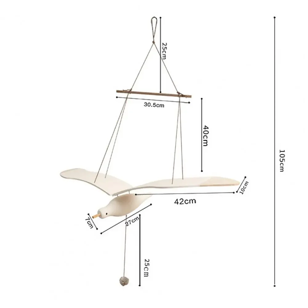 Detalle del móvil de gaviota mostrando las alas extendidas y la textura de la madera