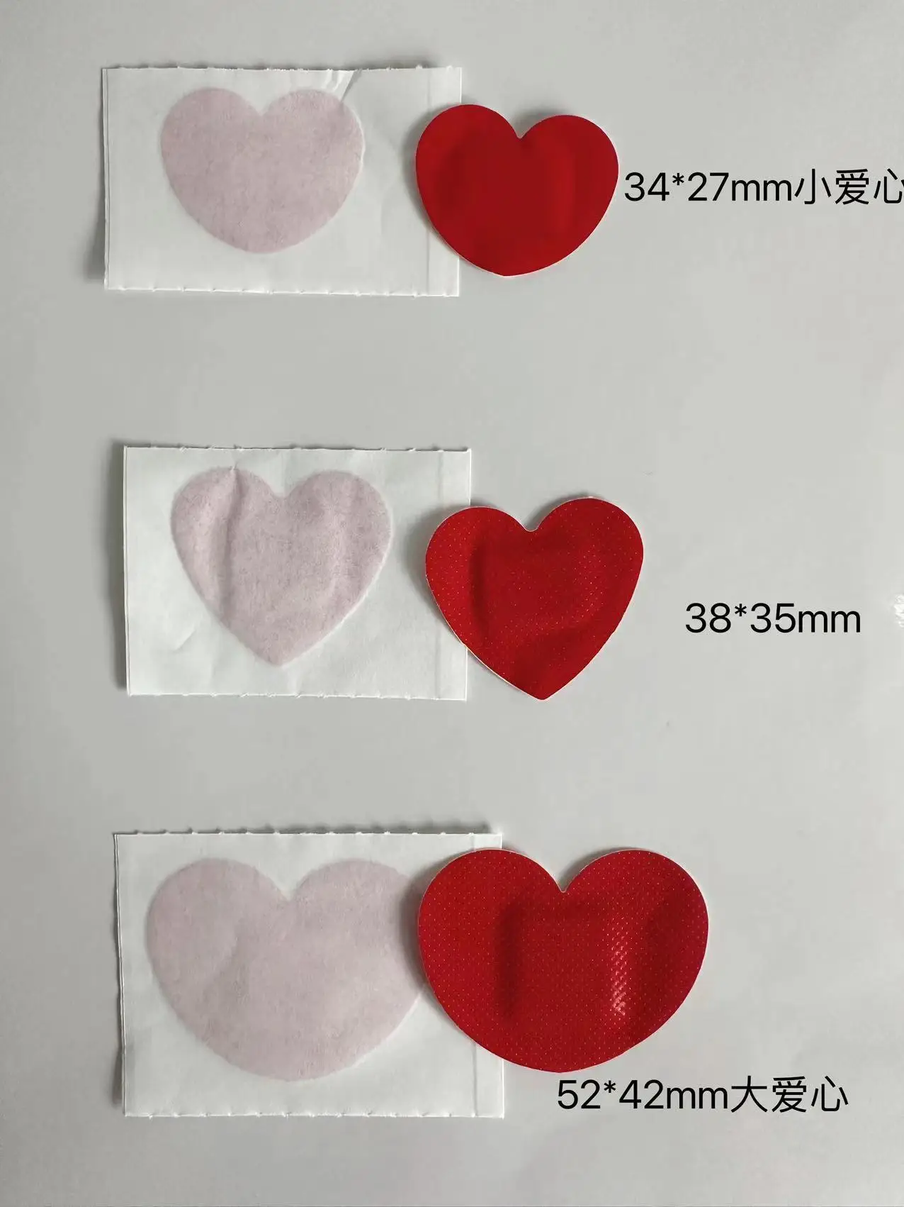 Tiritas adhesivas con diseño de corazón y motivos rojos