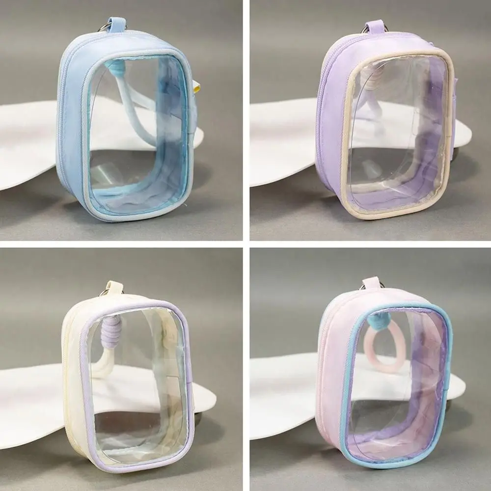 Muñeca de 10 cm dentro de la bolsa transparente sobre una mesa