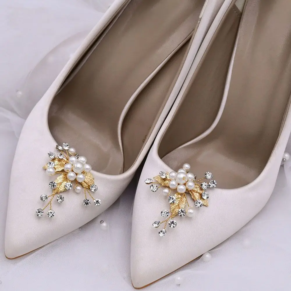 decoración dorada para tacones y accesorios