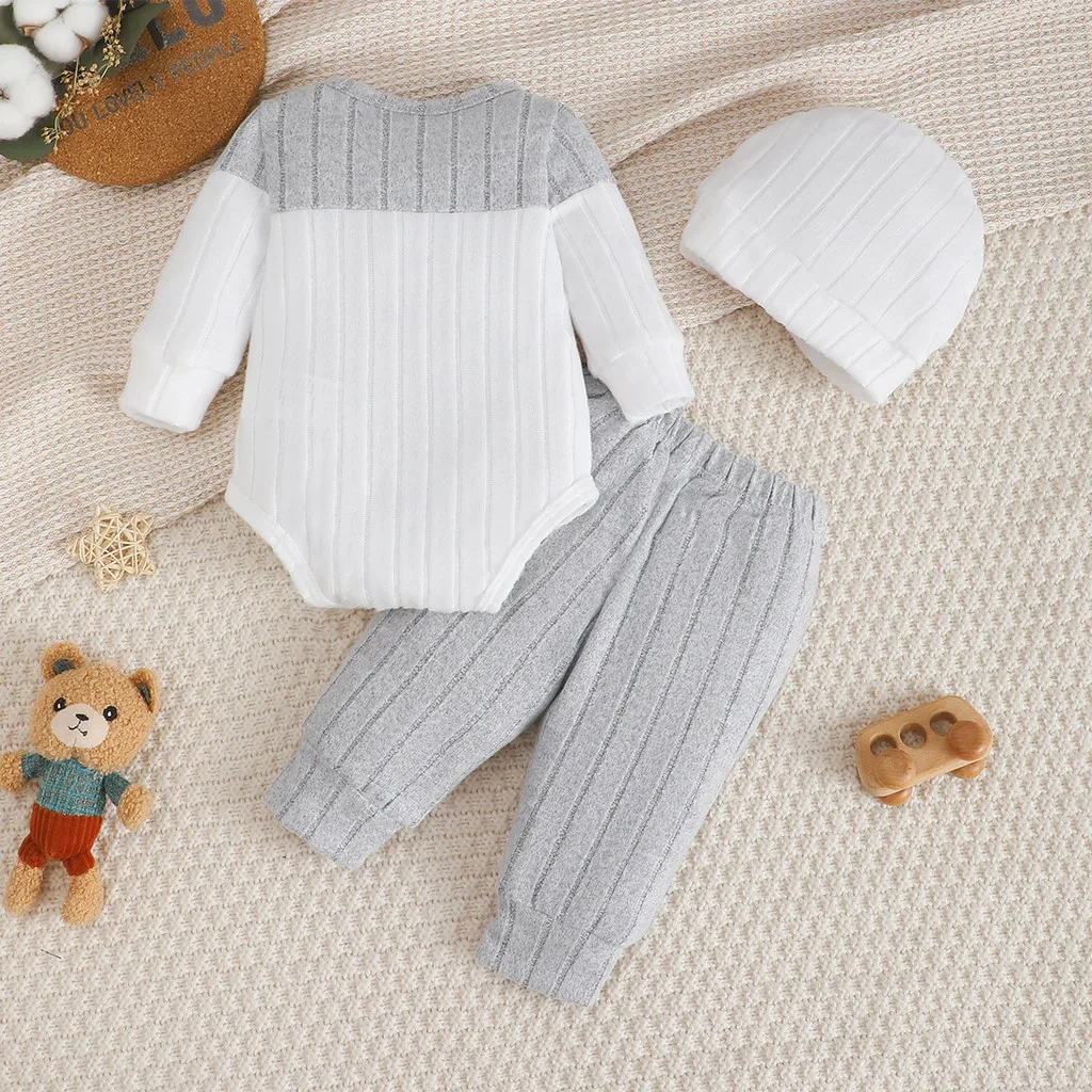 Conjunto recién nacido con mono de manga larga, pantalón y gorro