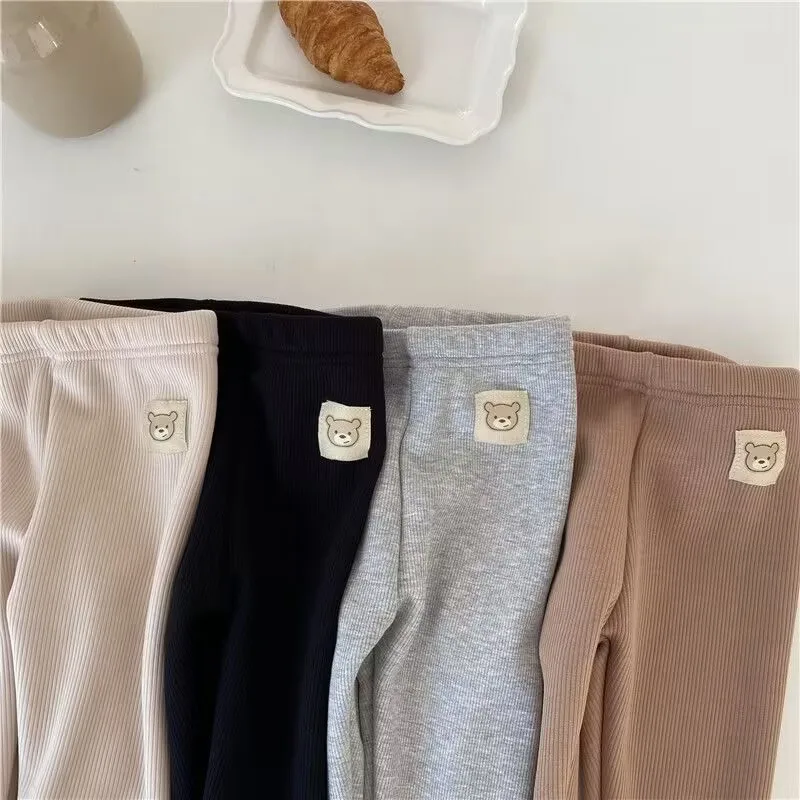 Pantalones acolchados de piel con oso para niños y niñas