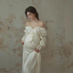 Vestido de maternidad blanco para fotos en estudio, elegante
