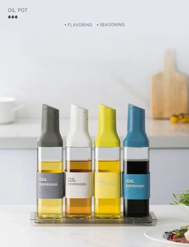 Botella de vidrio para aceite con boquilla automática sobre encimera de cocina