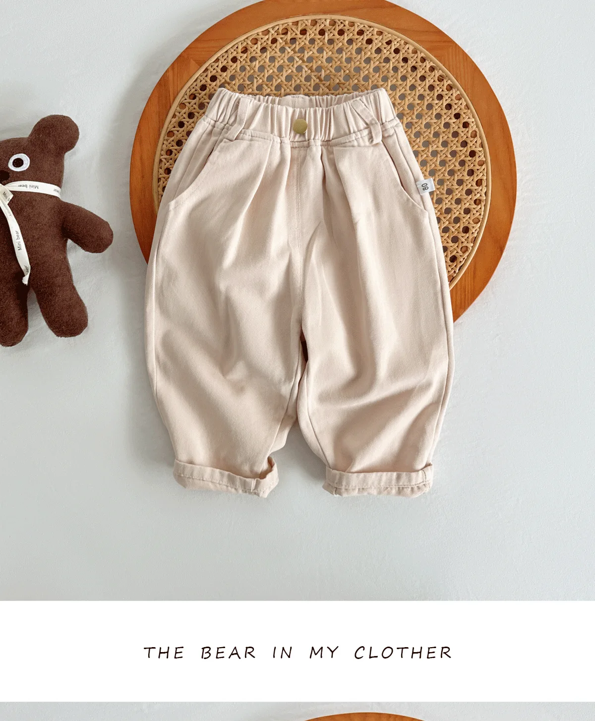 Niño usando los pantalones en entorno urbano y parque