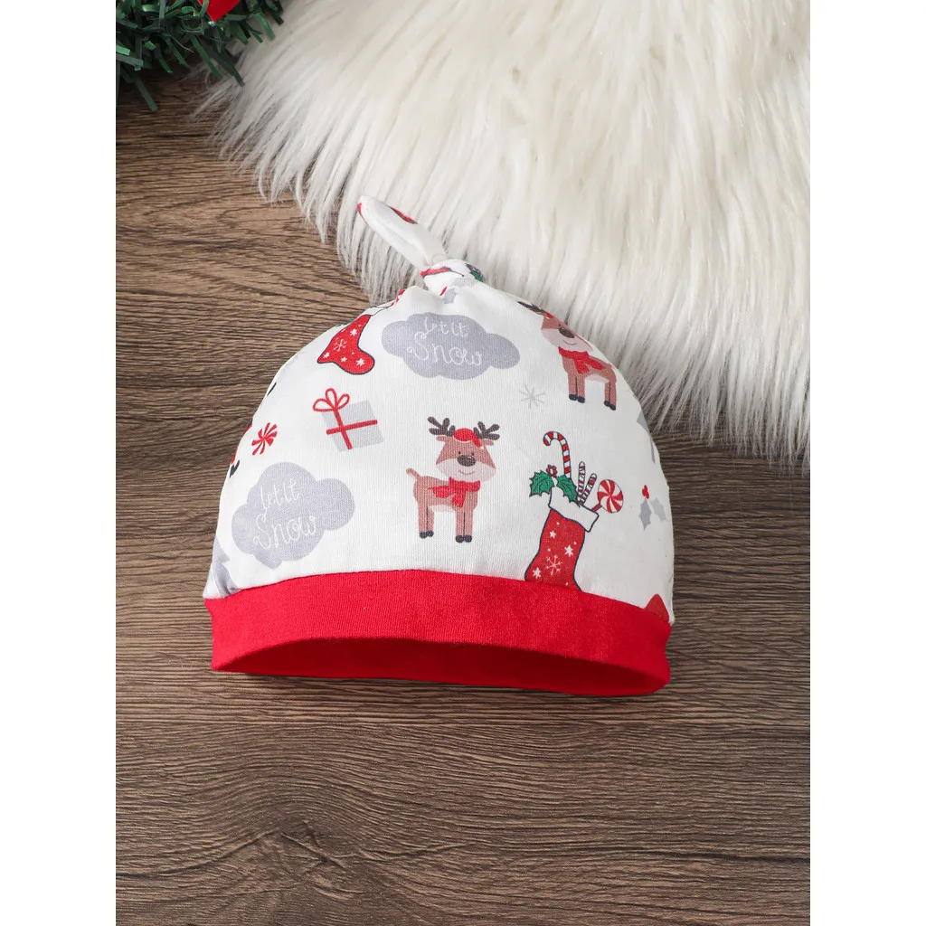 Detalle del estampado navideño y gorro