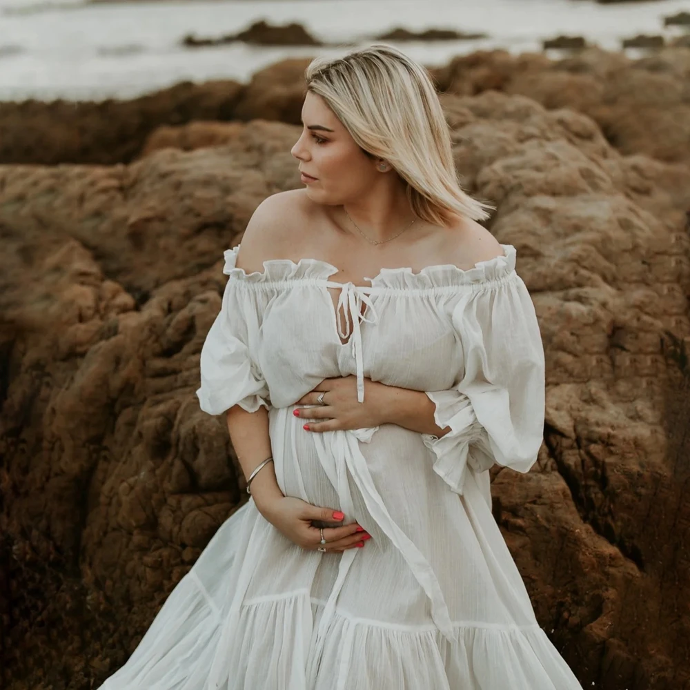 Vestido de maternidad blanco para fotos con hombros descubiertos - imagen 3