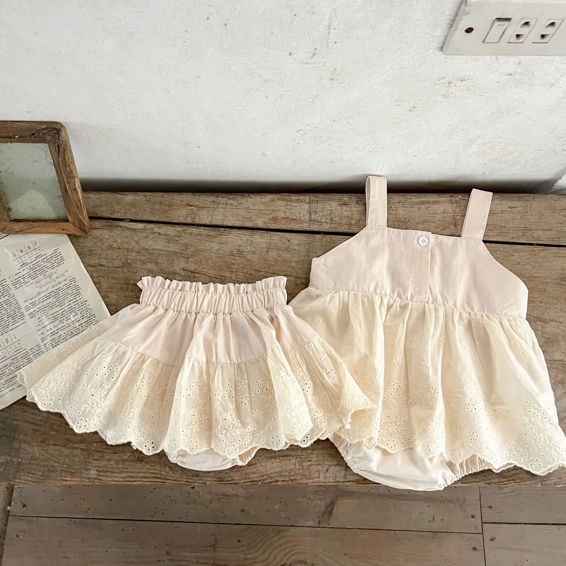 Mono infantil coreano para niña con falda volada en color rosa pastel
