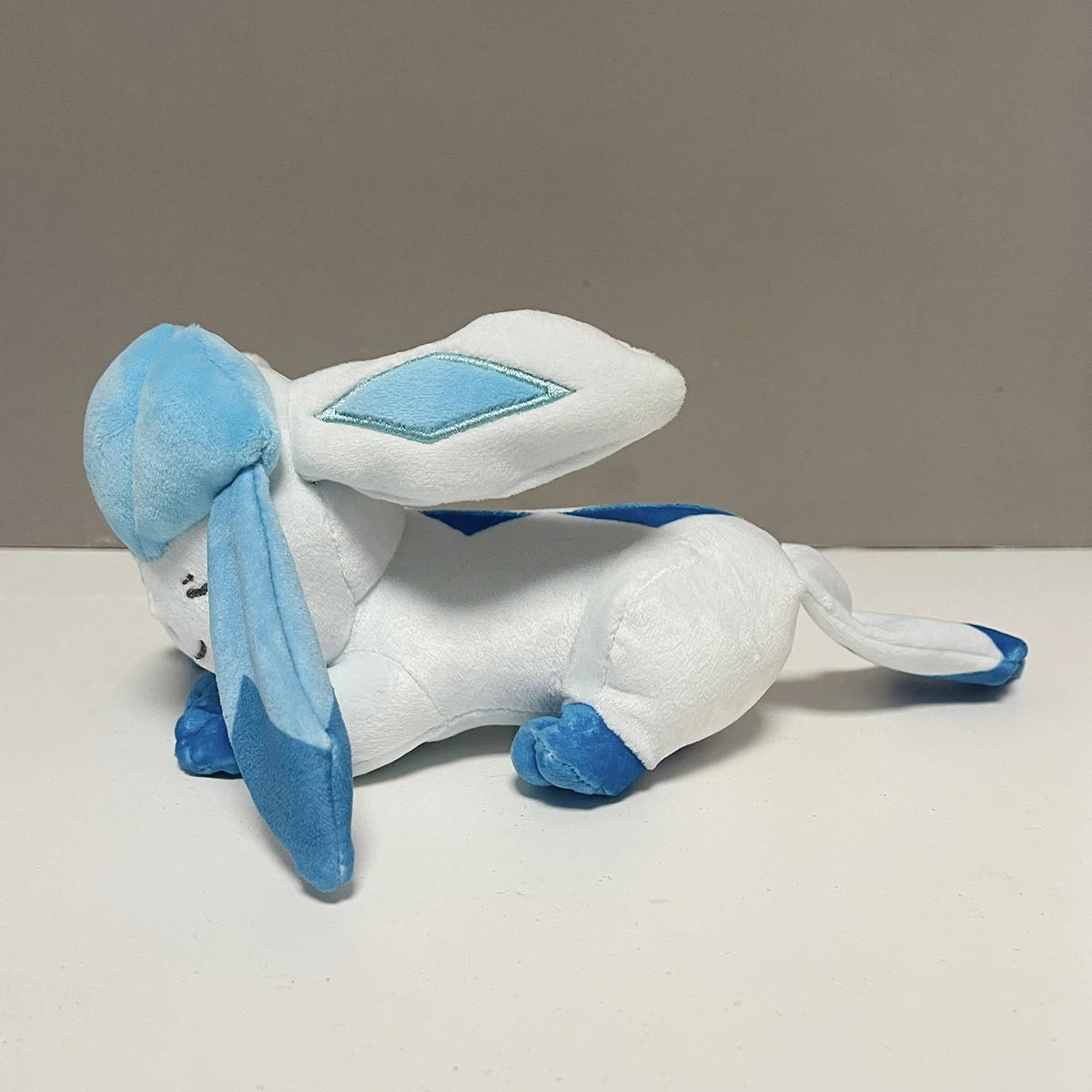Sylveon peluche en diferentes ángulos