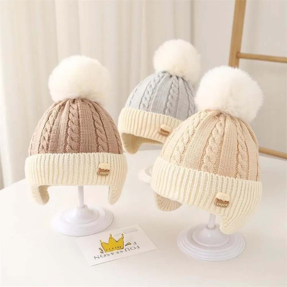 Gorro de punto cálido con pompón y protección para oídos - imagen 4
