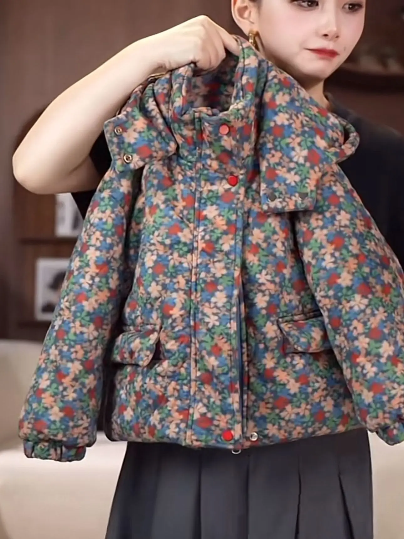 Niña con abrigo floral para invierno