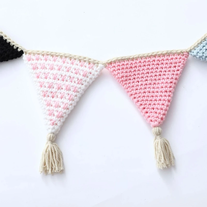 Banderines en tonos nórdicos extendidos sobre superficie clara