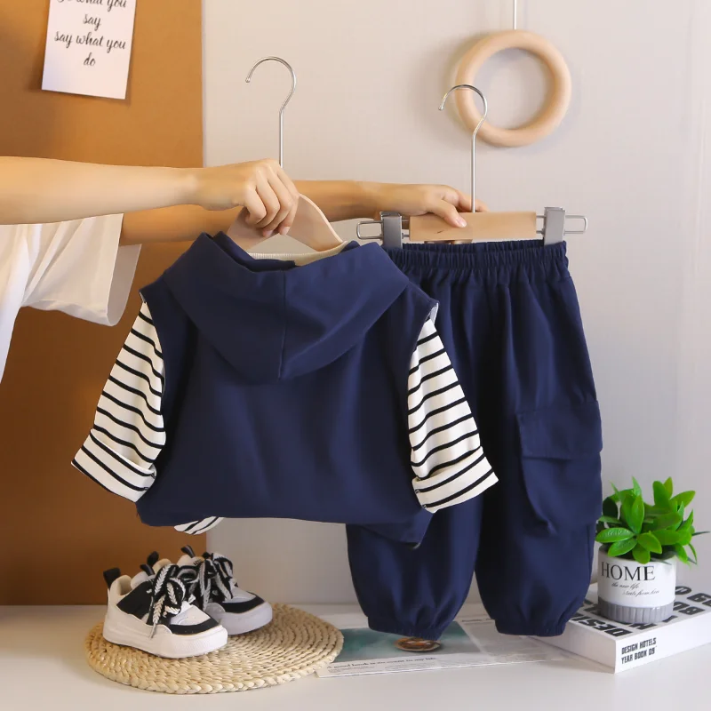 Conjunto de bebé para entretiempo con chaleco capucha, rayas y pantalón - imagen 3