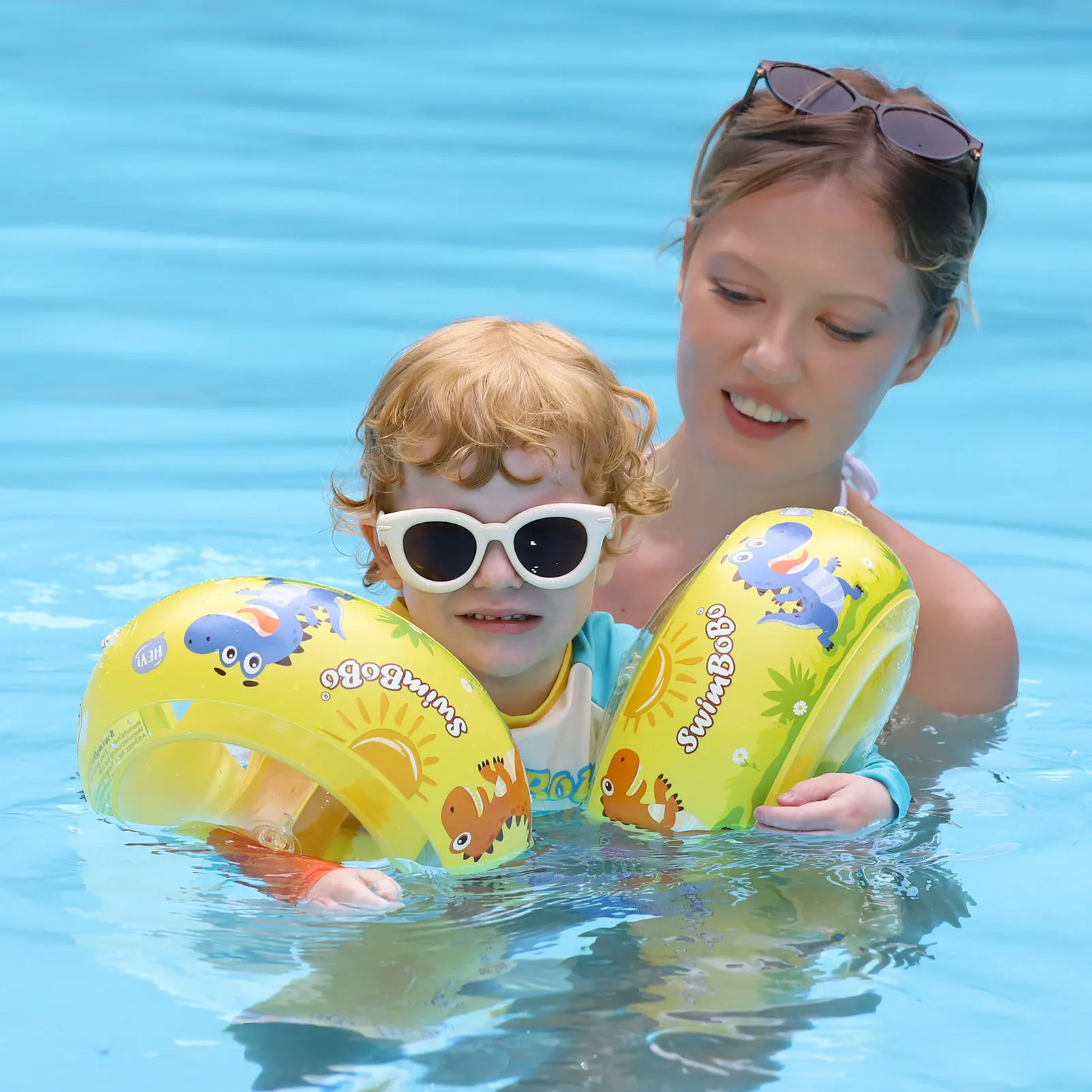 Brazaletes flotantes amarillos Swimbobo en piscina
