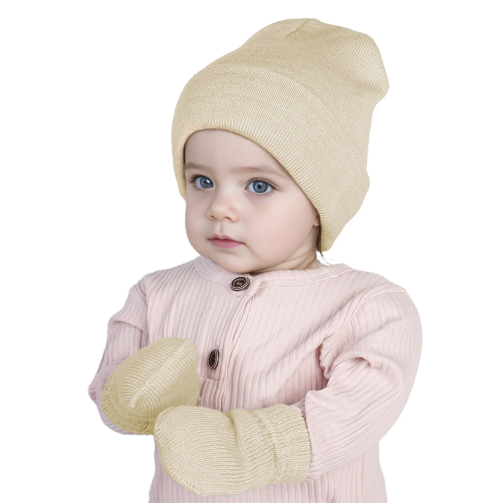 Niño usando el gorro y guantes en un día frío de invierno
