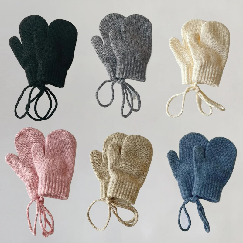 Guantes de lana color caramelo vistos de frente