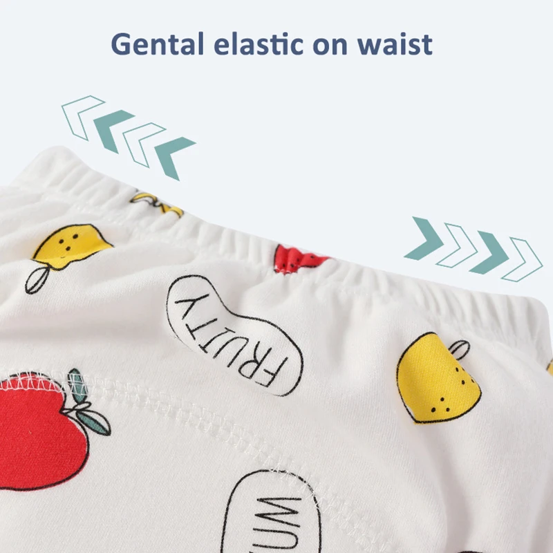 Niña feliz señalando el baño mientras lleva los pantalones