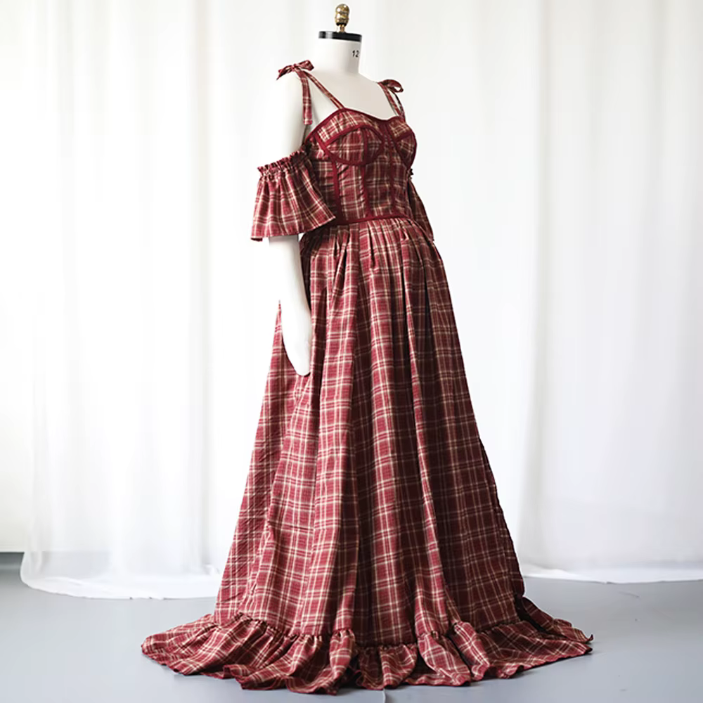 Look de noche de maternidad con cuadros rojos