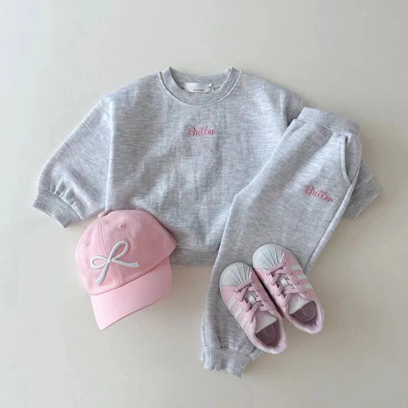 Niño usando conjunto sudadera