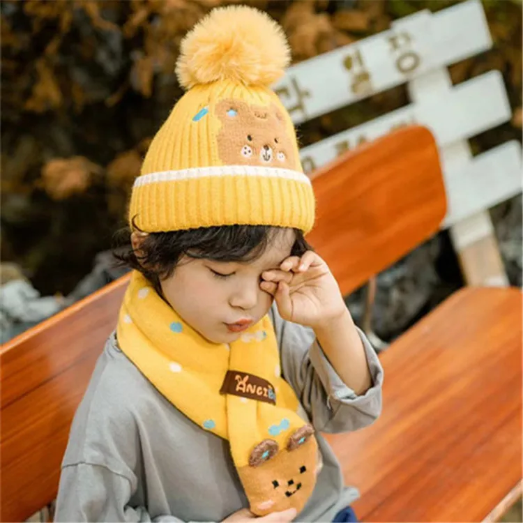 Gorro infantil con diseño de dinosaurio