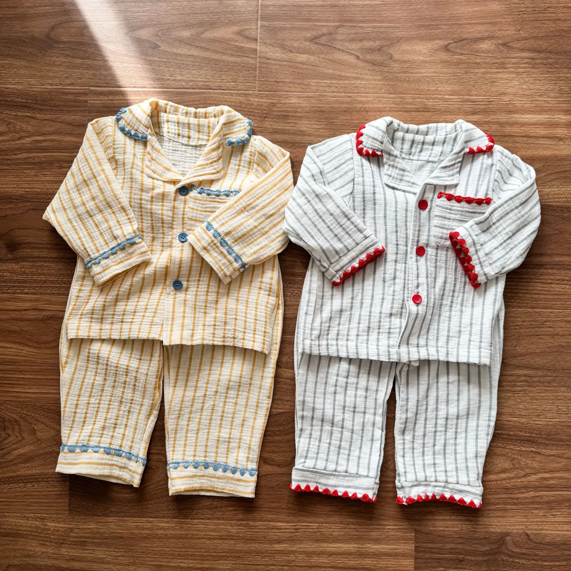 Pijama infantil de rayas con diseño de volantes