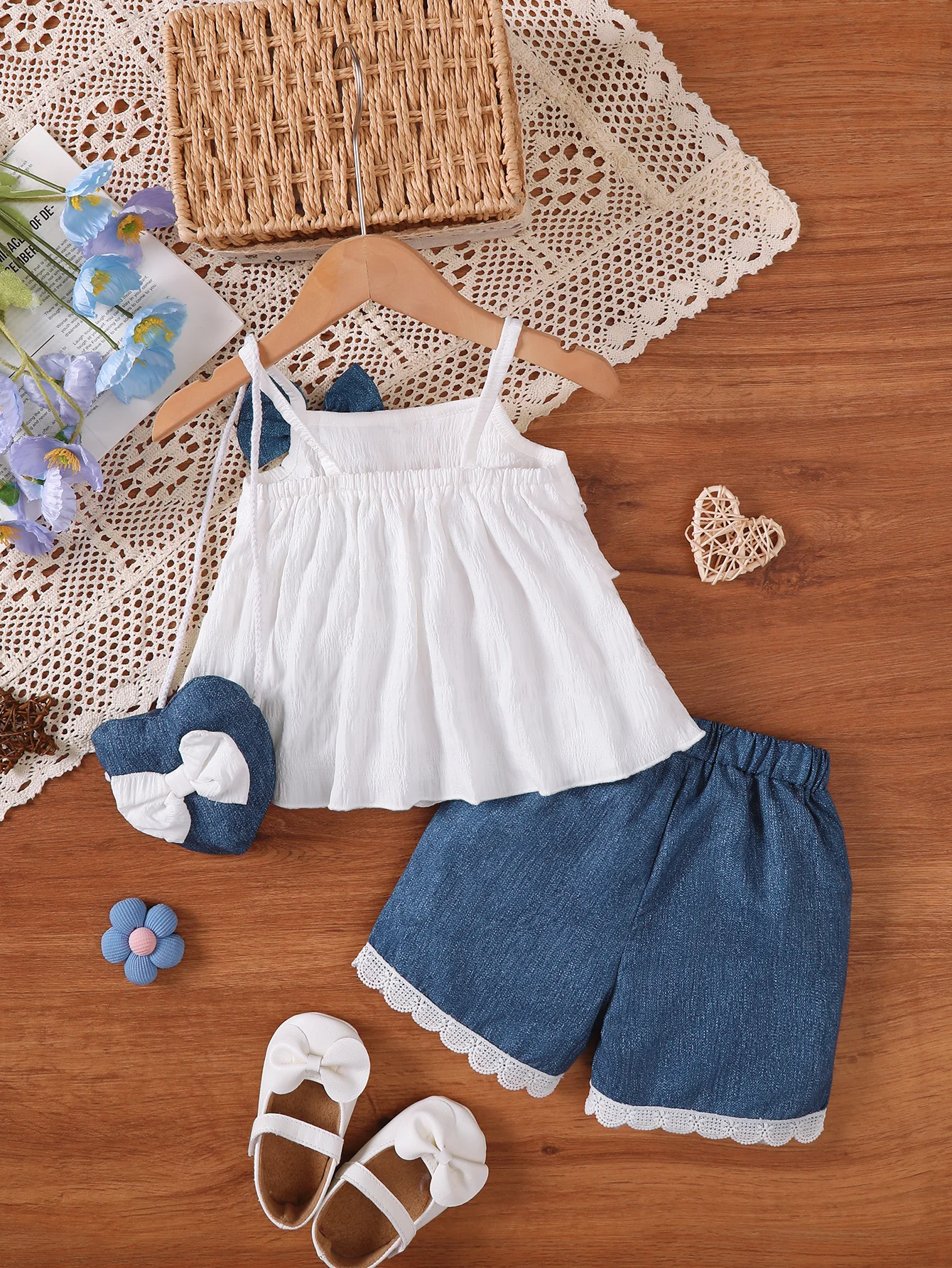 Conjunto niña encaje blanco con pantalón corto vaquero y bolso - imagen 4
