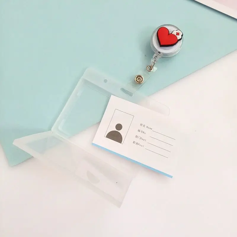 Portacredenciales retráctil con diseño infantil para identificación - imagen 5