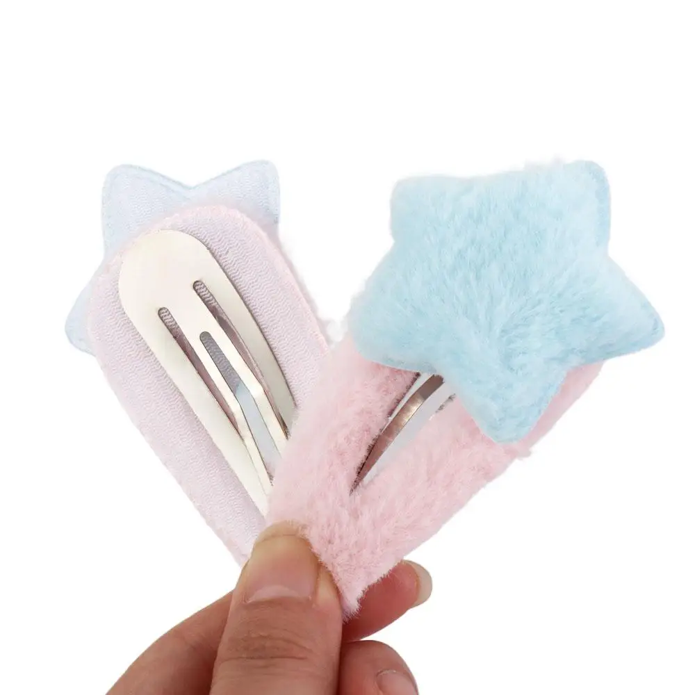 Pinza infantil de felpa con acabado moderno