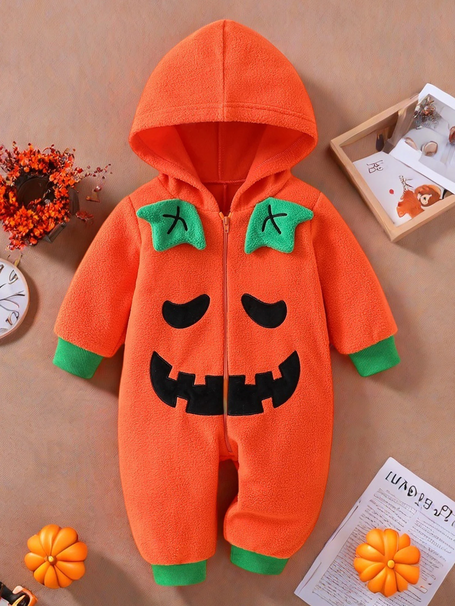 El pelele de calabaza doblado, mostrando el conjunto completo de la prenda