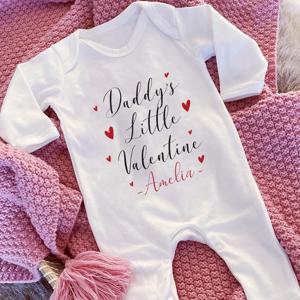 Traje de dormir bebé personalizado – Primer San Valentín - imagen 4
