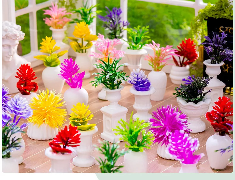 Detalle de flores y jarrones en miniatura