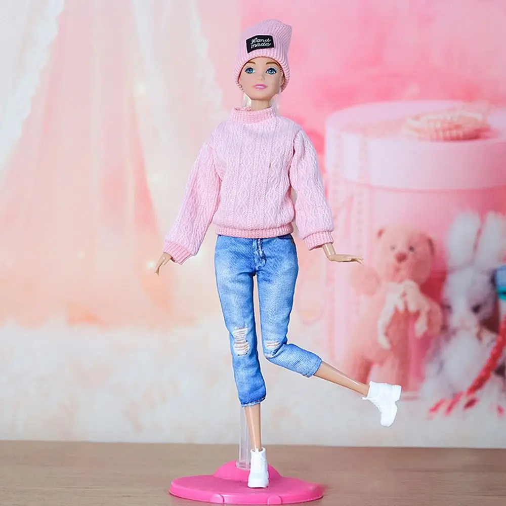 Muñeca 1/6 BJD luciendo el conjunto con gorro y accesorios