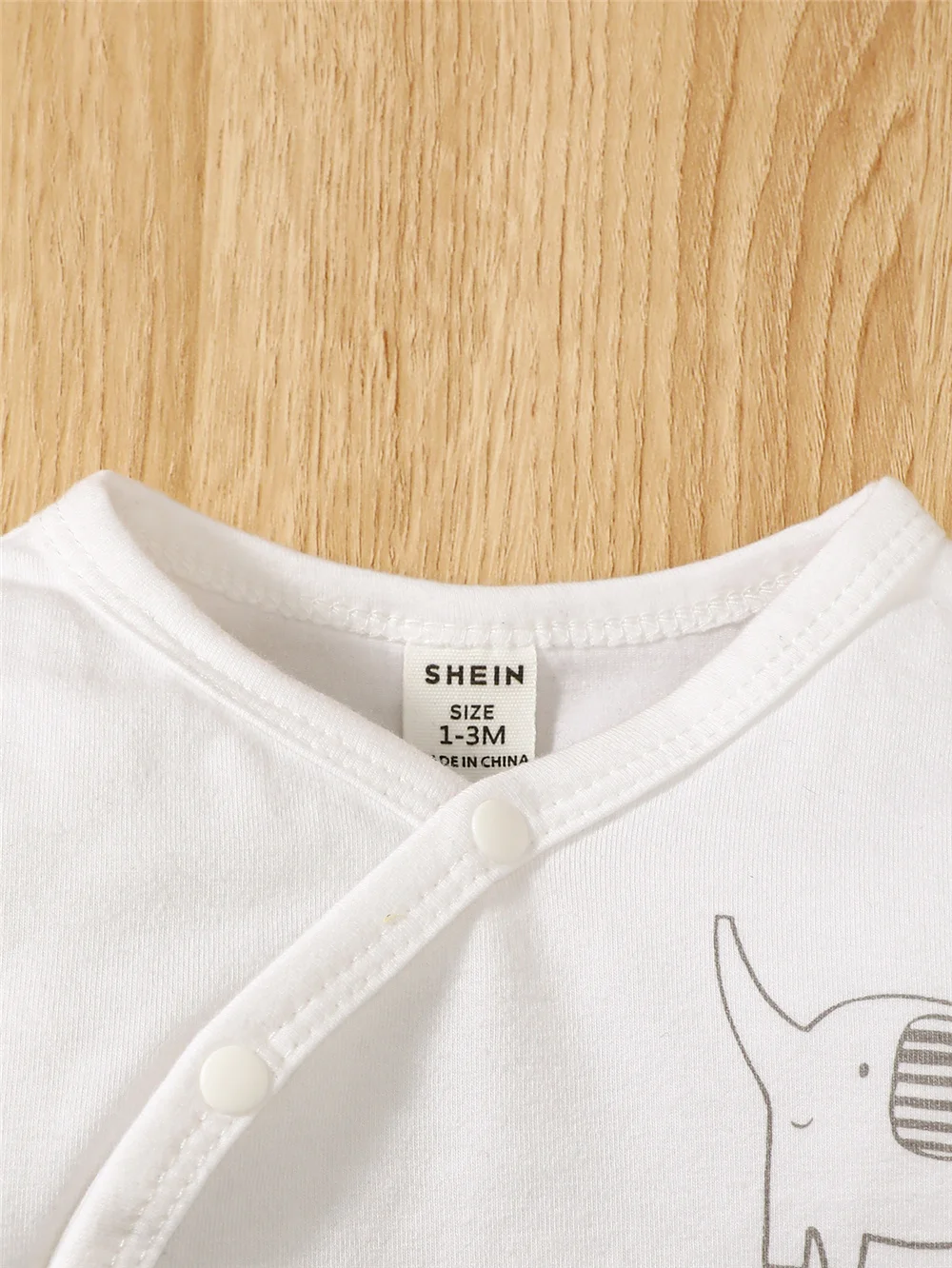 Conjunto bebé elefante para primavera: body, pantalón y gorro - imagen 4