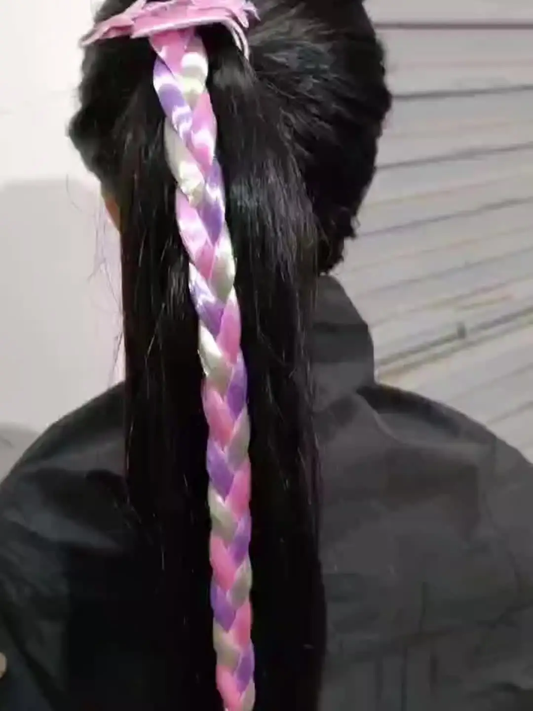 Detalle de trenzas arcoíris de ganchillo