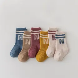 Calcetines largos de algodón suave con letras para bebé
