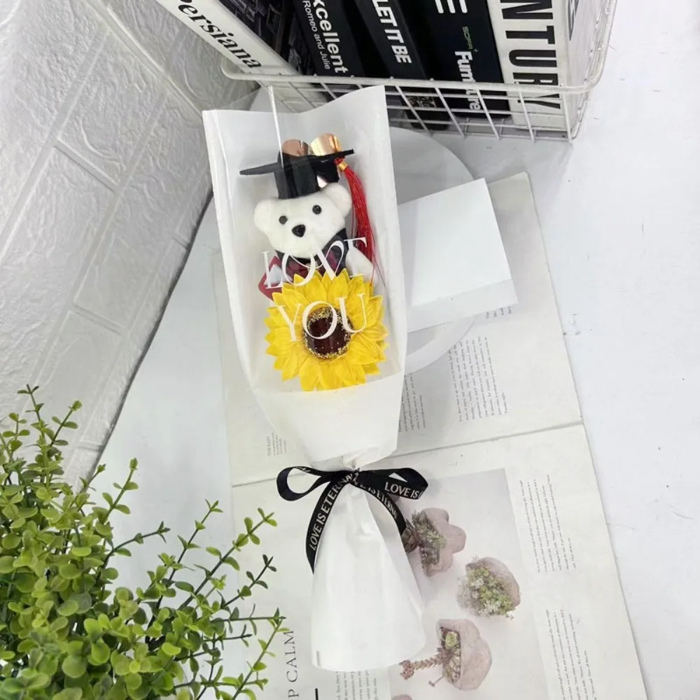 Detalle del oso de peluche del ramo