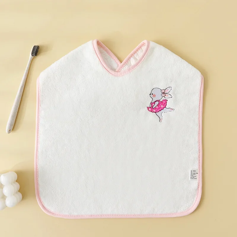 Babero impermeable para bebé con cuello de toalla y dibujos