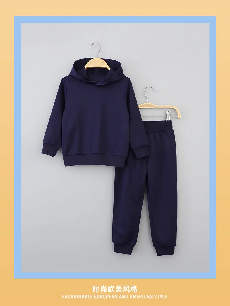 Sudadera gris con capucha y pantalones coordinados