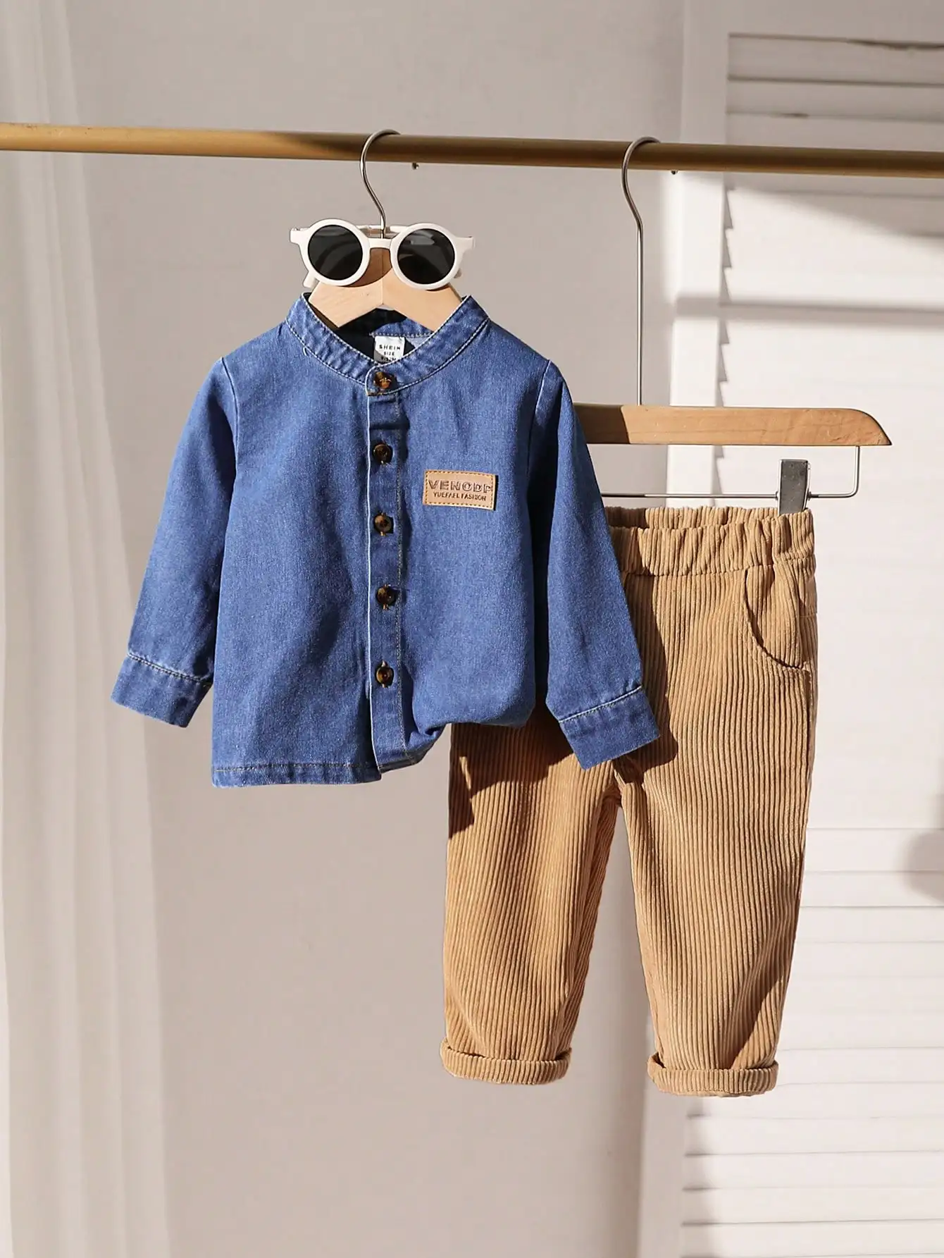 Conjunto vaquero bebé de camisa y pantalón para primavera y otoño - imagen 2